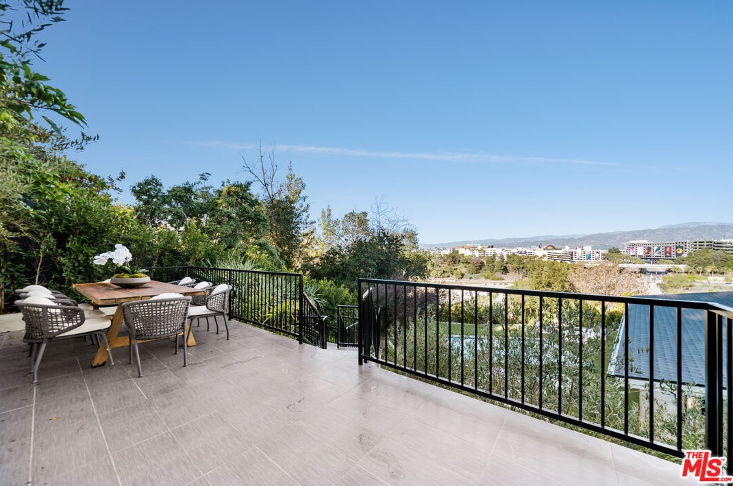3423 Ione Dr, Los Angeles CA  90068-1307 exterior