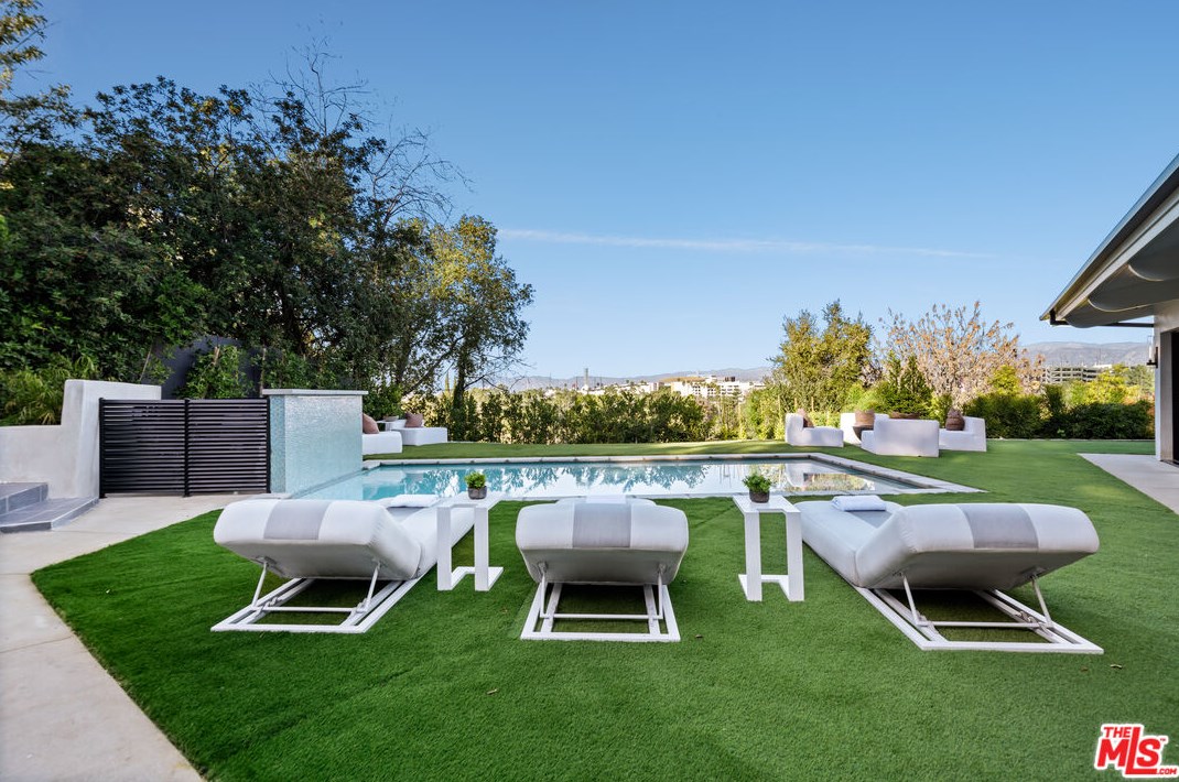 3423 Ione Dr, Los Angeles CA  90068-1307 exterior