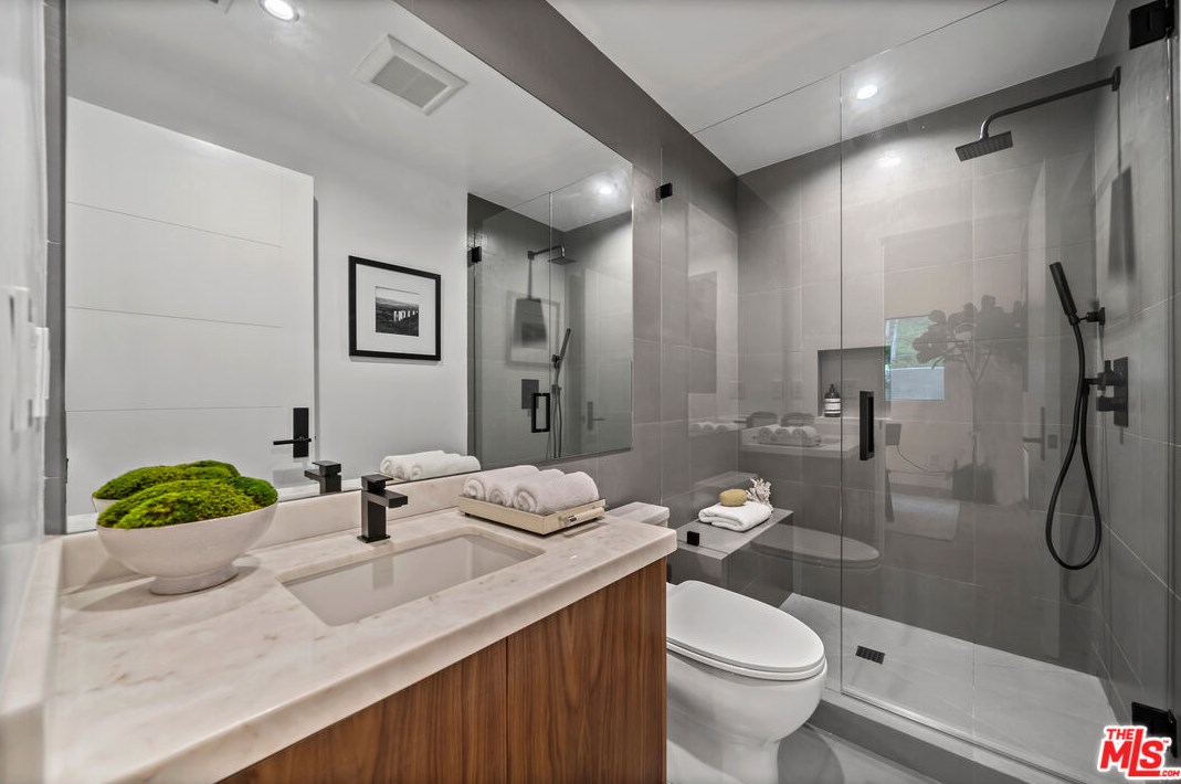 3423 Ione Dr, Los Angeles CA  90068-1307 exterior