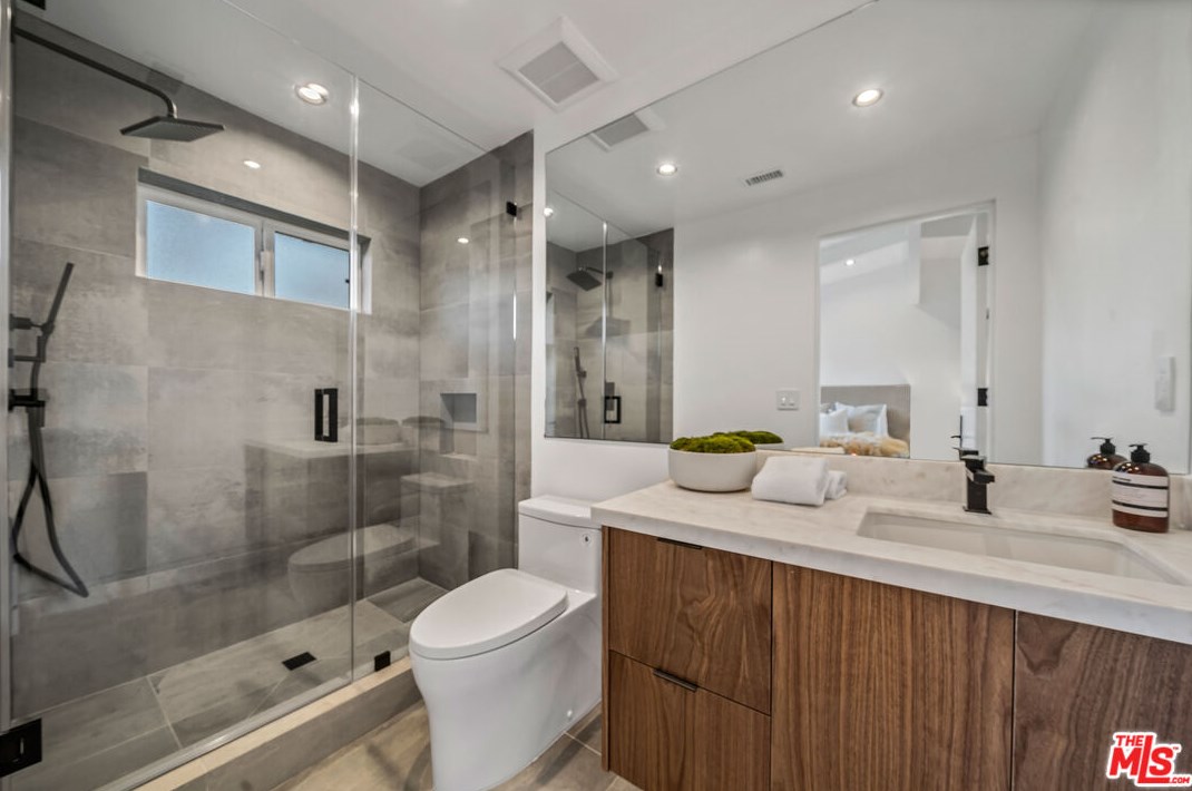 3423 Ione Dr, Los Angeles CA  90068-1307 exterior