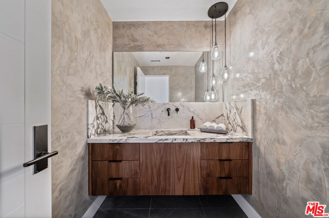 3423 Ione Dr, Los Angeles CA  90068-1307 exterior