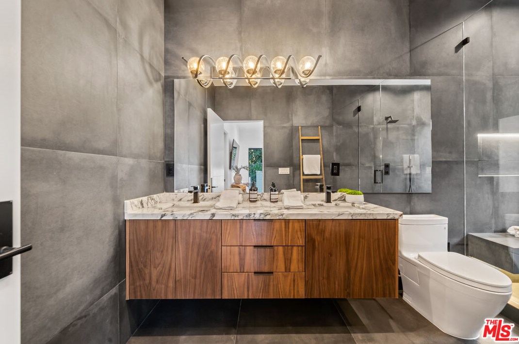3423 Ione Dr, Los Angeles CA  90068-1307 exterior
