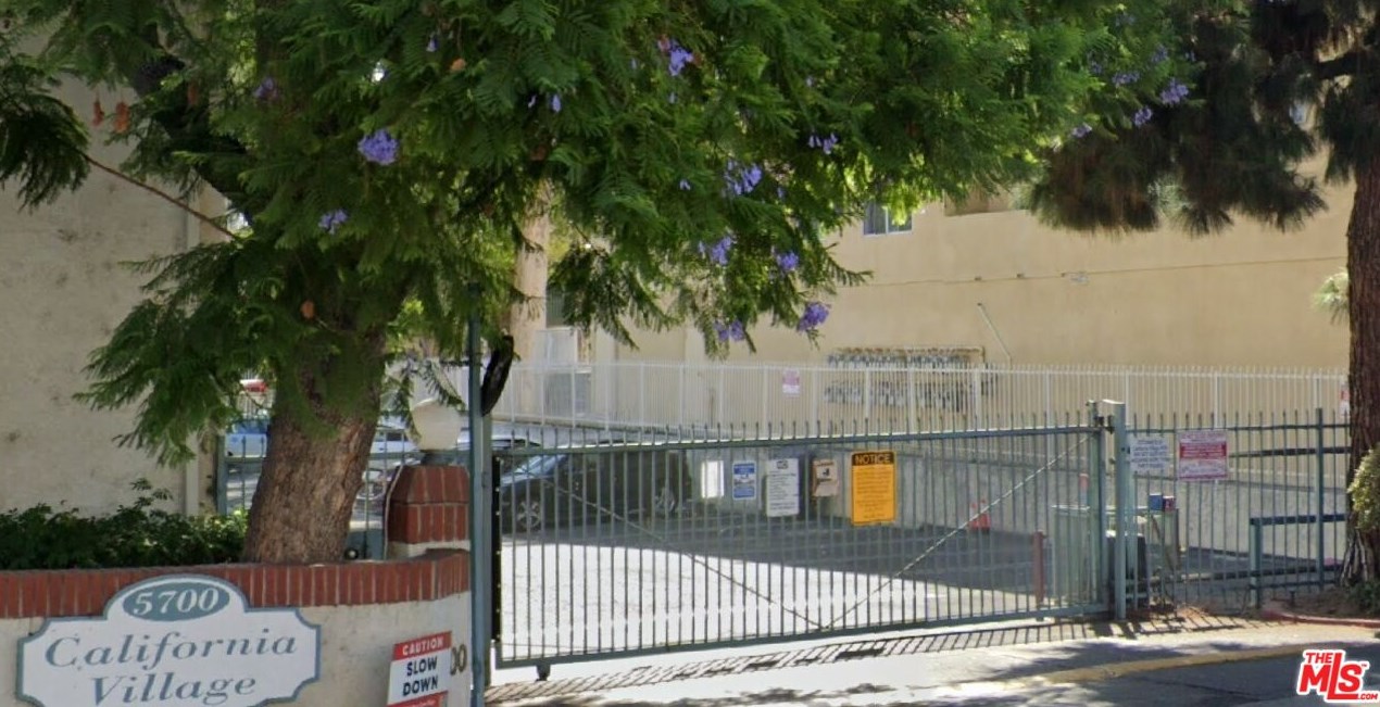 5700 Etiwanda Ave, Los Angeles CA  91356-2556 exterior