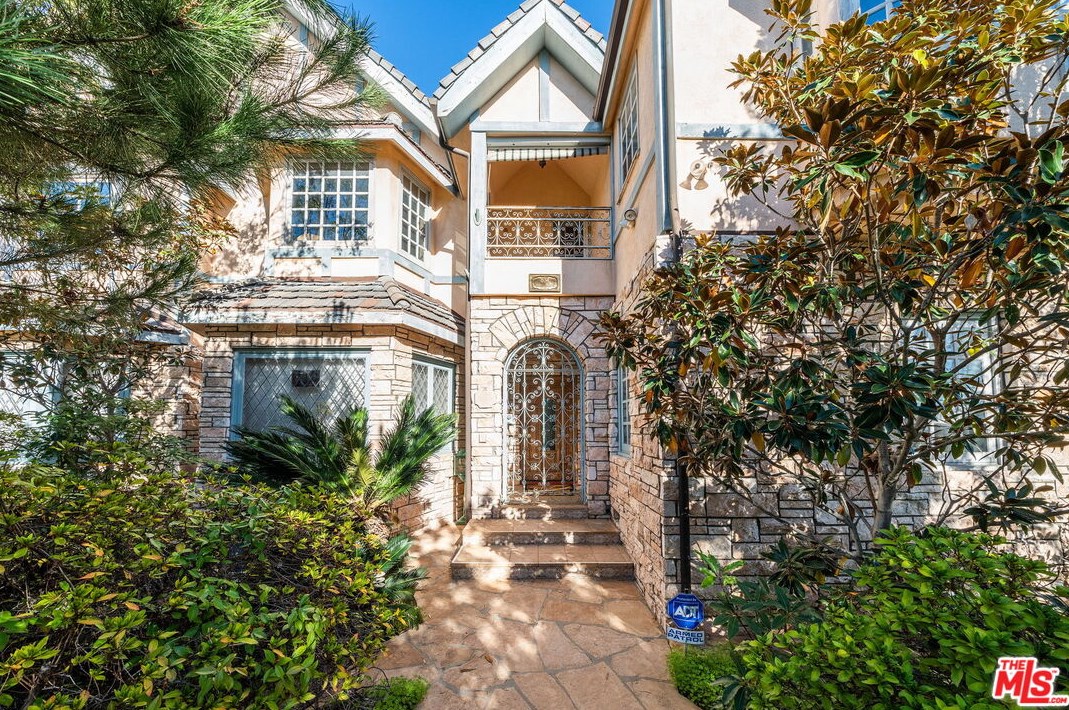 634 Moreno Ave, Los Angeles, CA 90049-4831