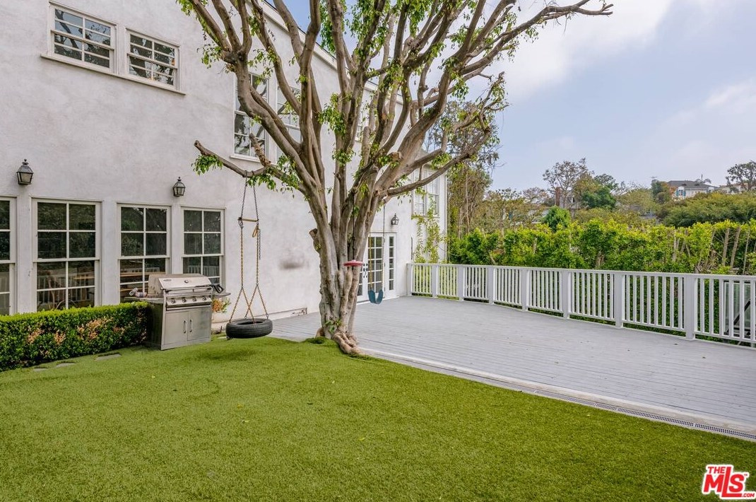 251 Thurston Ave, Los Angeles CA  90049-3123 exterior