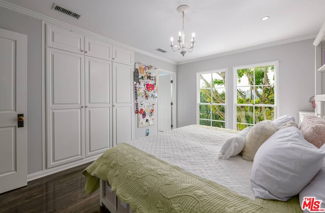 251 Thurston Ave, Los Angeles CA  90049-3123 exterior