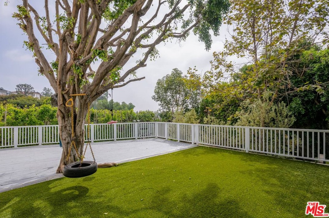 251 Thurston Ave, Los Angeles CA  90049-3123 exterior