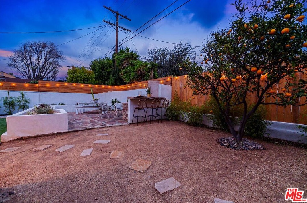 8806 Bleriot Ave, Los Angeles CA  90045-4108 exterior