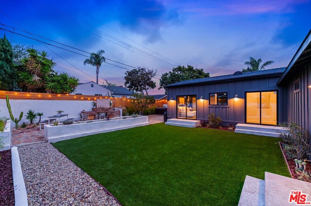 8806 Bleriot Ave, Los Angeles CA  90045-4108 exterior