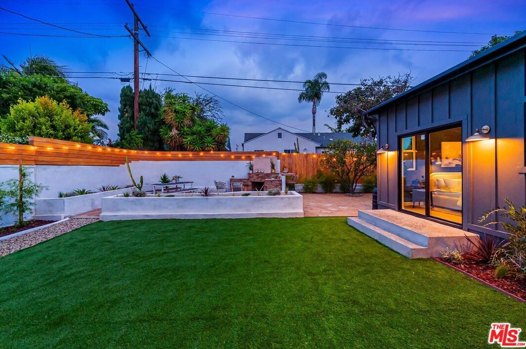 8806 Bleriot Ave, Los Angeles CA  90045-4108 exterior
