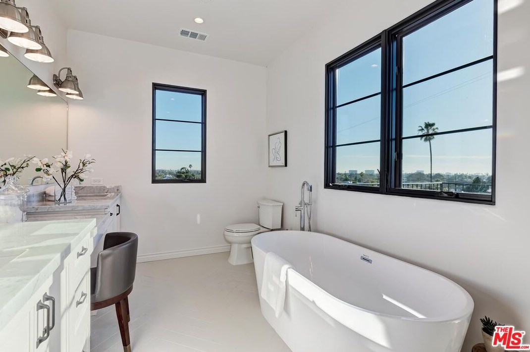3453 Moore St, Los Angeles CA  90066-1705 exterior