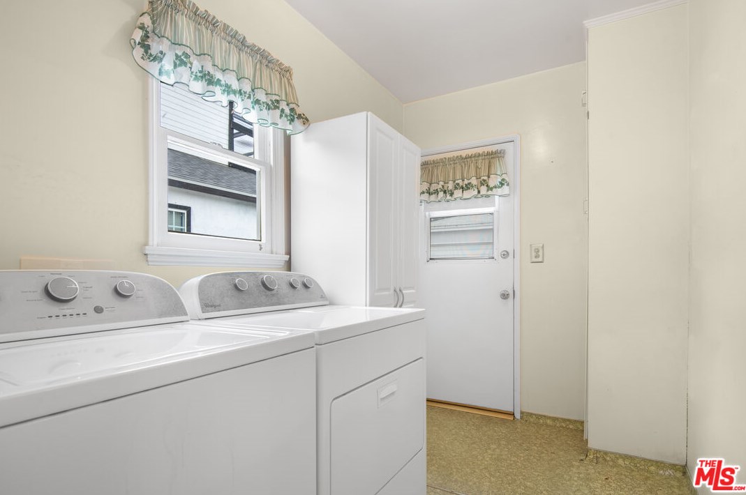 7917 Glider Ave, Los Angeles CA  90045-3049 exterior