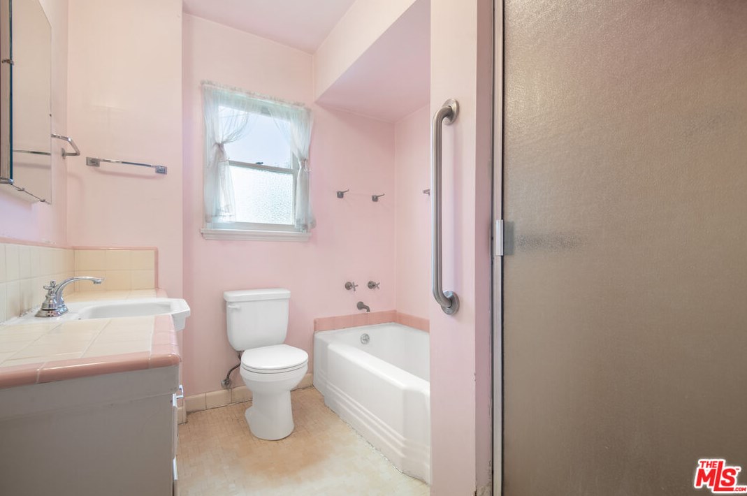 7917 Glider Ave, Los Angeles CA  90045-3049 exterior