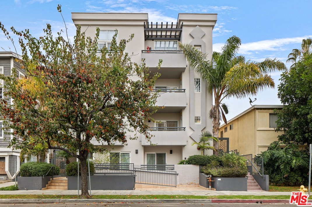 1622 Barry Ave #201, Los Angeles, CA 90025
