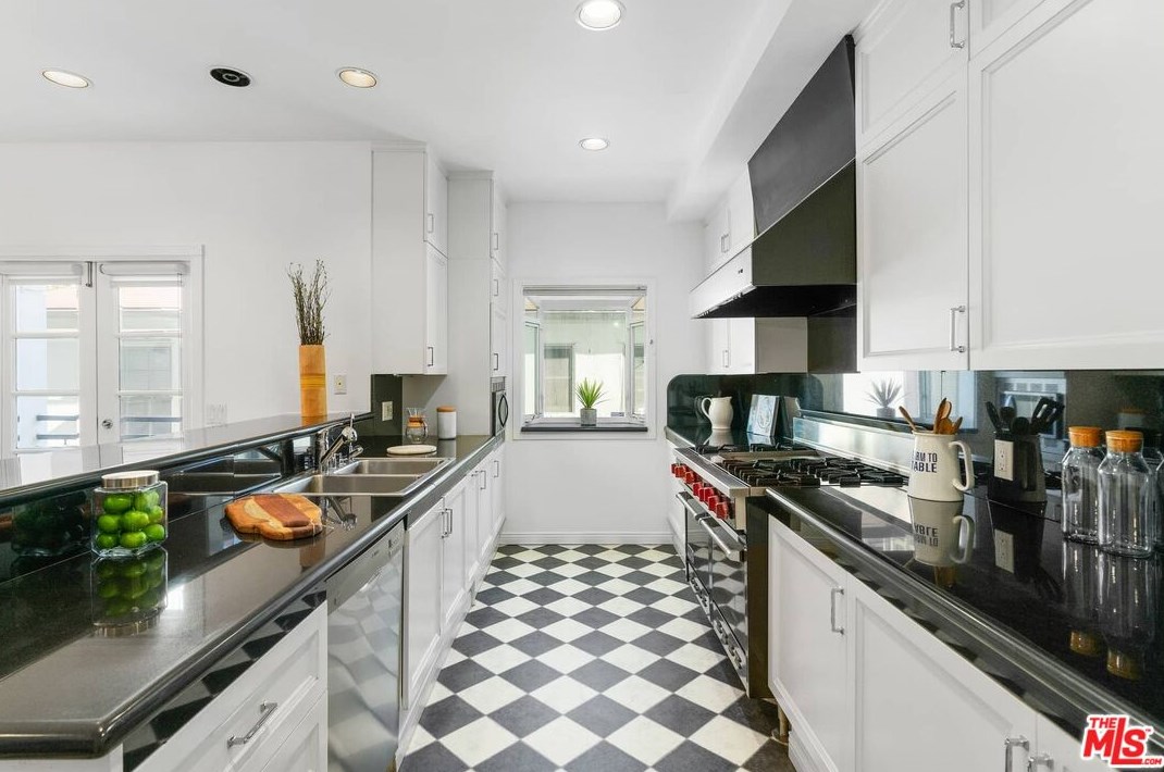 10759 Ashton Ave, Los Angeles CA 90024-5047 exterior