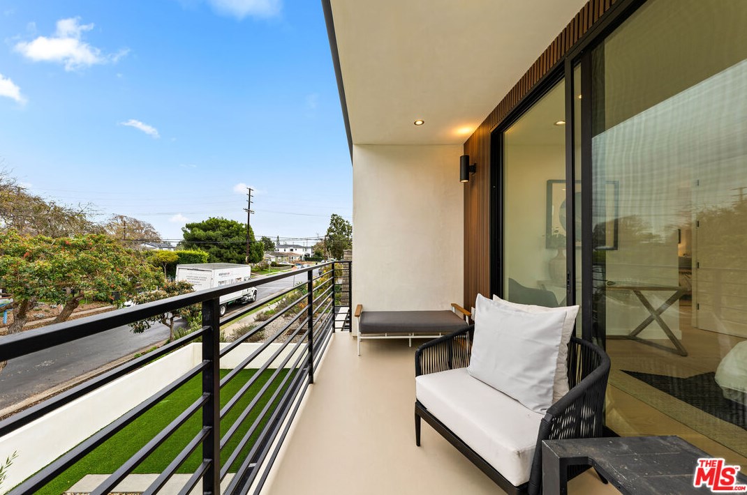 3489 Ashwood Ave, Los Angeles CA  90066-2201 exterior