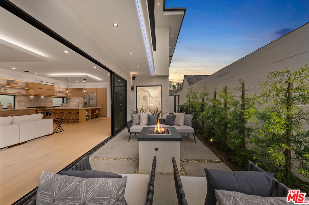 3489 Ashwood Ave, Los Angeles CA  90066-2201 exterior