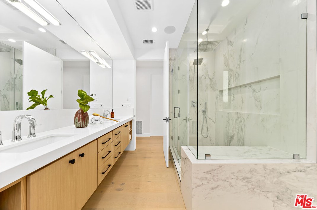 3489 Ashwood Ave, Los Angeles CA  90066-2201 exterior