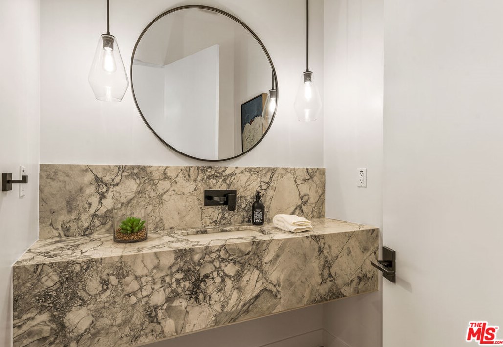 3489 Ashwood Ave, Los Angeles CA  90066-2201 exterior