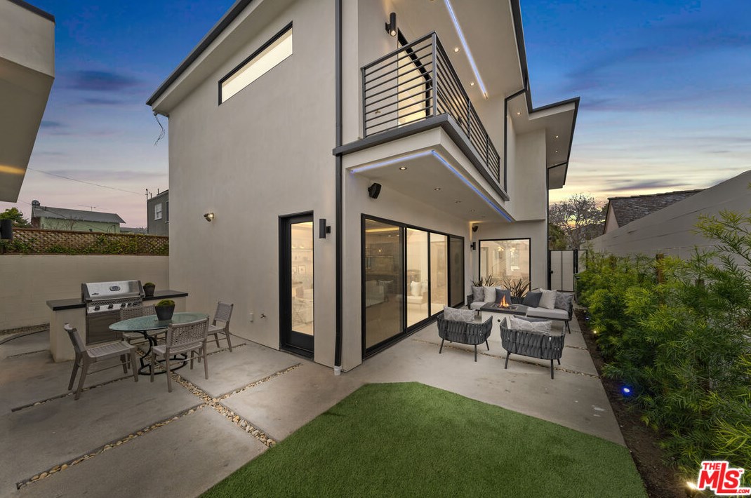 3489 Ashwood Ave, Los Angeles CA  90066-2201 exterior