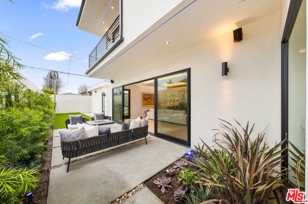 3489 Ashwood Ave, Los Angeles CA  90066-2201 exterior