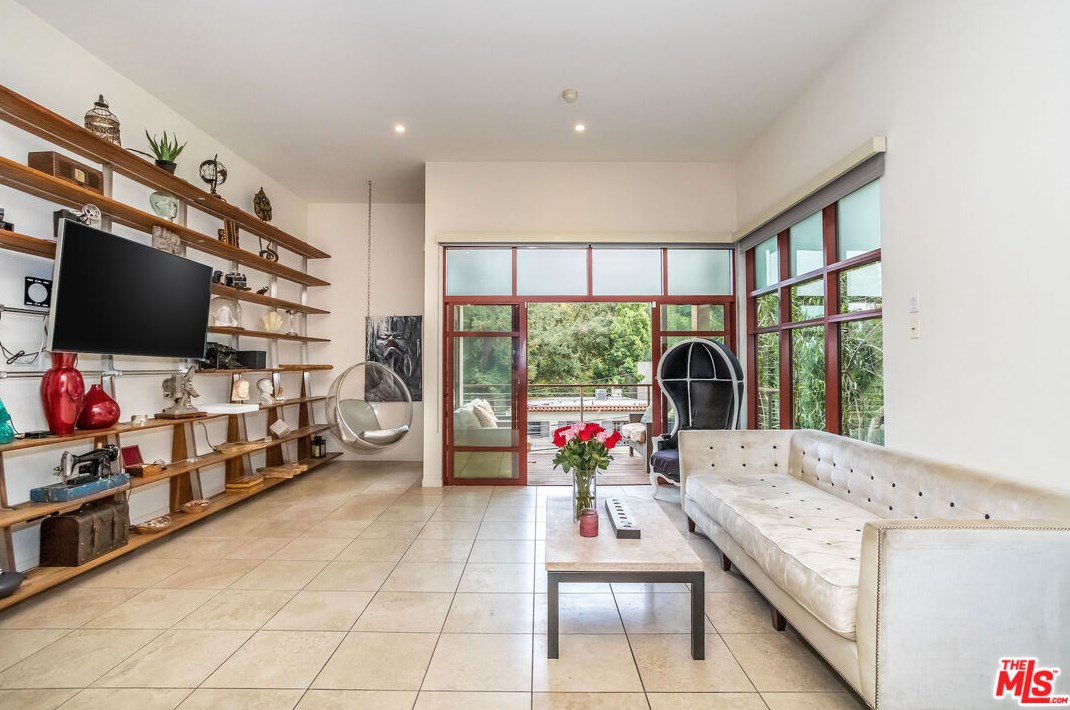 8783 Lookout Mountain Ave, Los Angeles CA  90046-1861 exterior