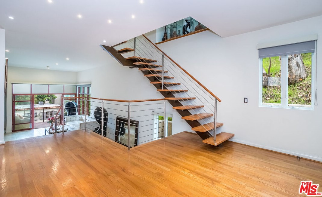 8783 Lookout Mountain Ave, Los Angeles CA  90046-1861 exterior