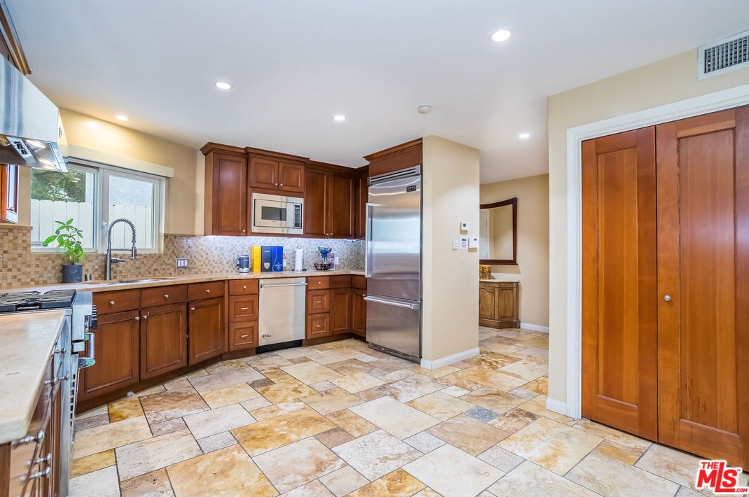 8783 Lookout Mountain Ave, Los Angeles CA  90046-1861 exterior
