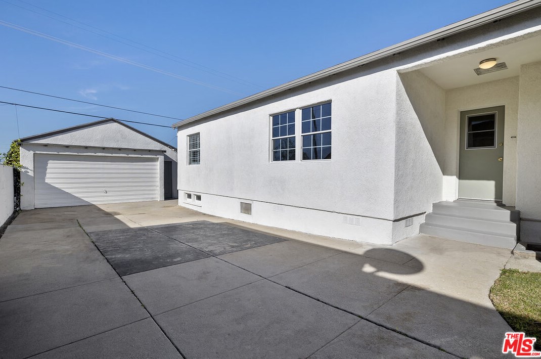 9237 Harvard Blvd, Los Angeles CA  90047-3802 exterior
