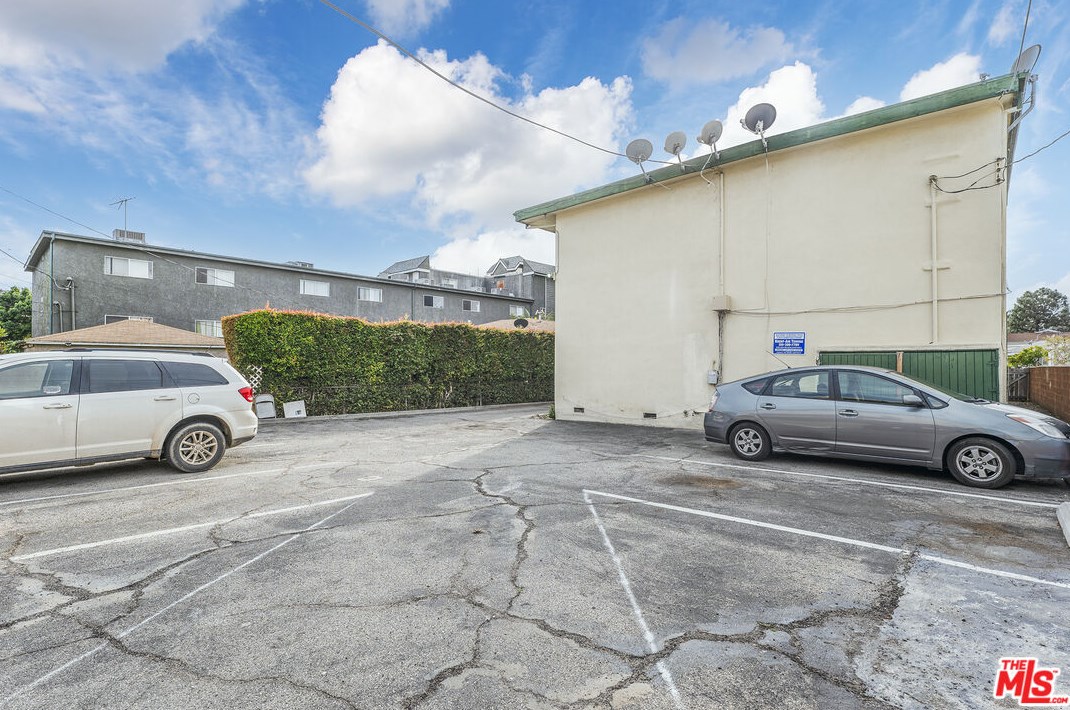 2490 Corinth Ave, Los Angeles CA  90064-3037 exterior