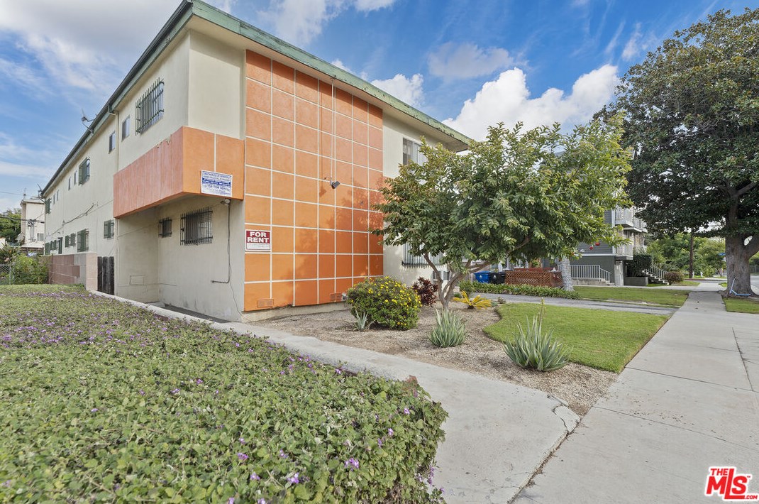 2490 Corinth Ave, Los Angeles CA  90064-3037 exterior