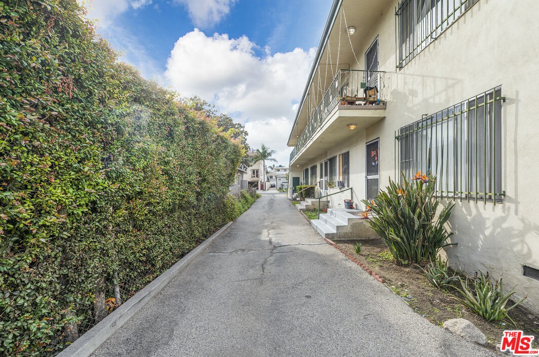 2490 Corinth Ave, Los Angeles CA  90064-3037 exterior