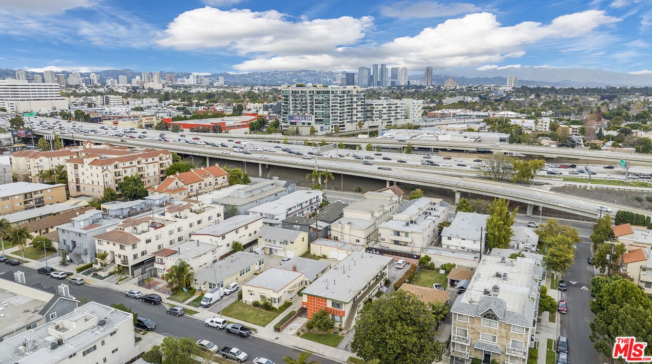 2490 Corinth Ave, Los Angeles CA  90064-3037 exterior