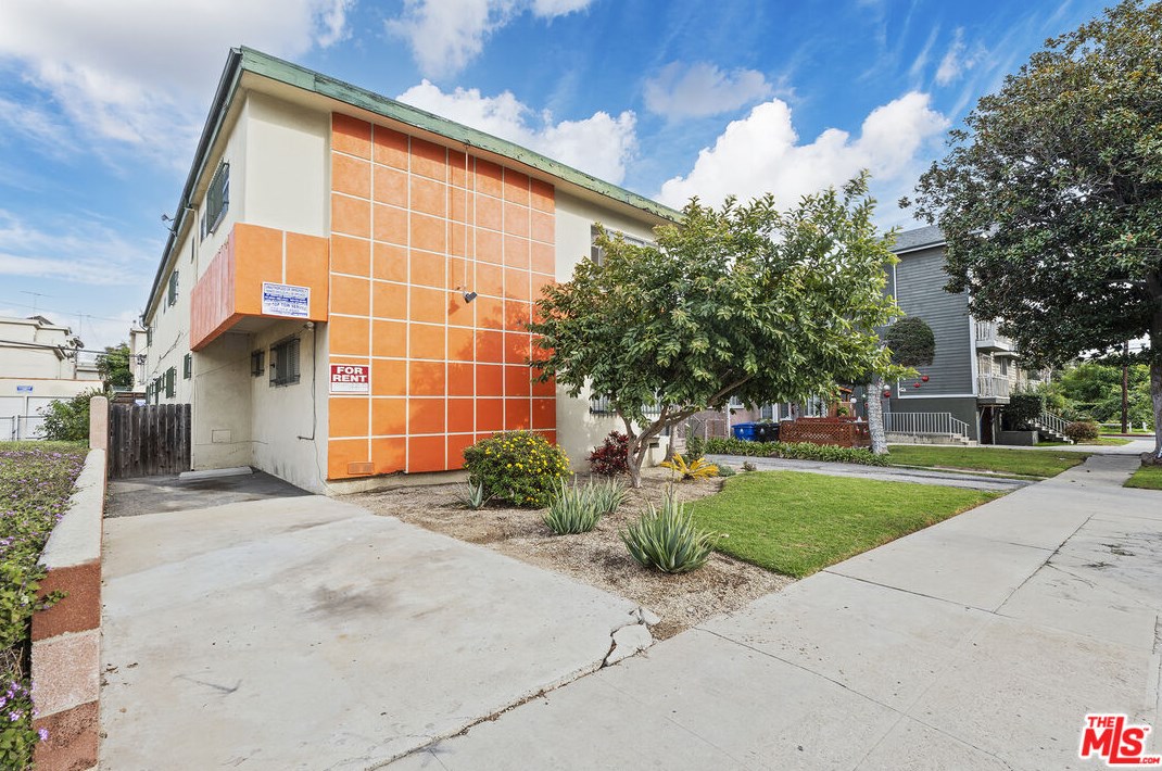 2490 Corinth Ave, Los Angeles, CA 90064-3037