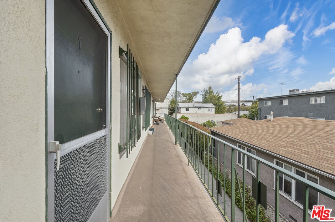 2490 Corinth Ave, Los Angeles CA  90064-3037 exterior