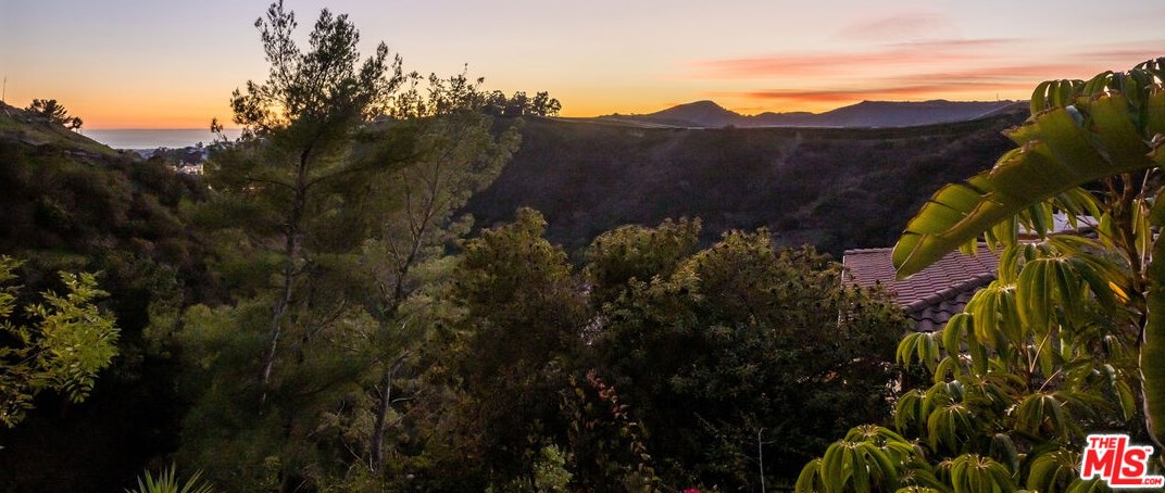 10825 Savona Rd, Los Angeles CA  90077-2306 exterior