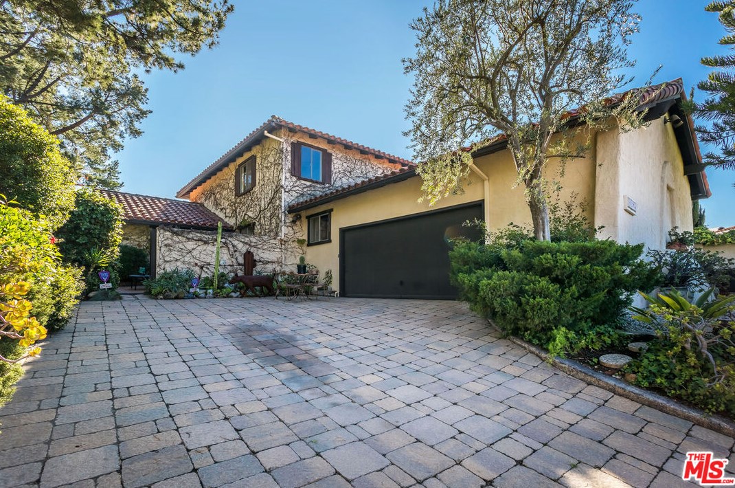 10825 Savona Rd, Los Angeles CA  90077-2306 exterior