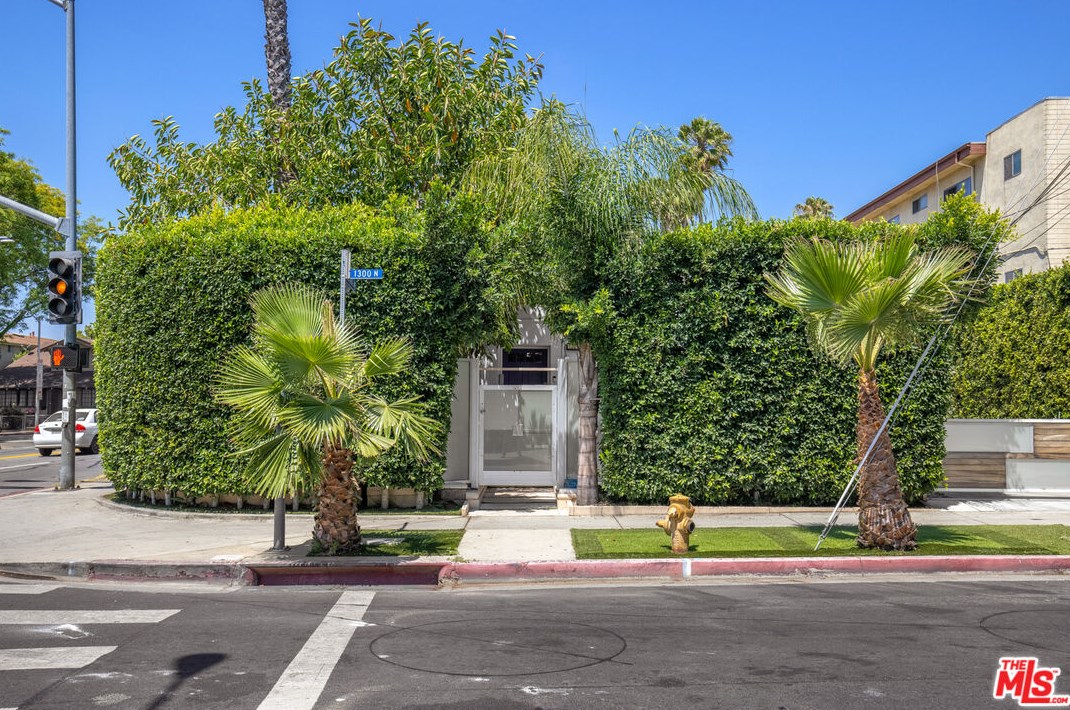 7301 Fountain Ave, Los Angeles CA  90046-5611 exterior