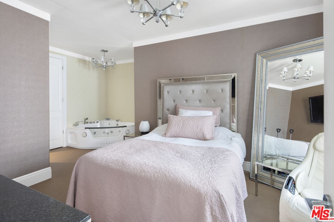 7301 Fountain Ave, Los Angeles CA  90046-5611 exterior