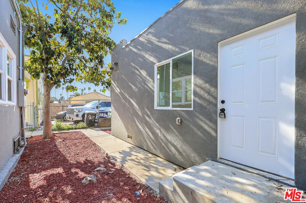 2819 3rd Ave, Los Angeles CA  90018-2941 exterior