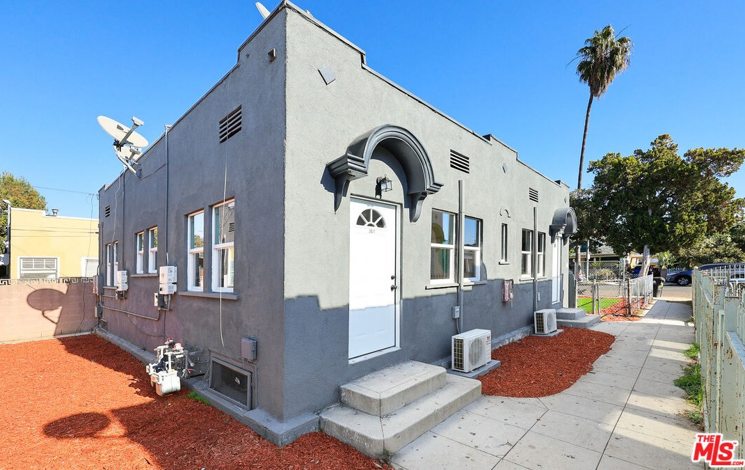 2819 3rd Ave, Los Angeles CA  90018-2941 exterior