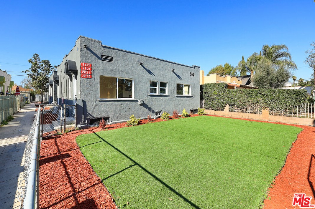 2819 3rd Ave, Los Angeles CA  90018-2941 exterior