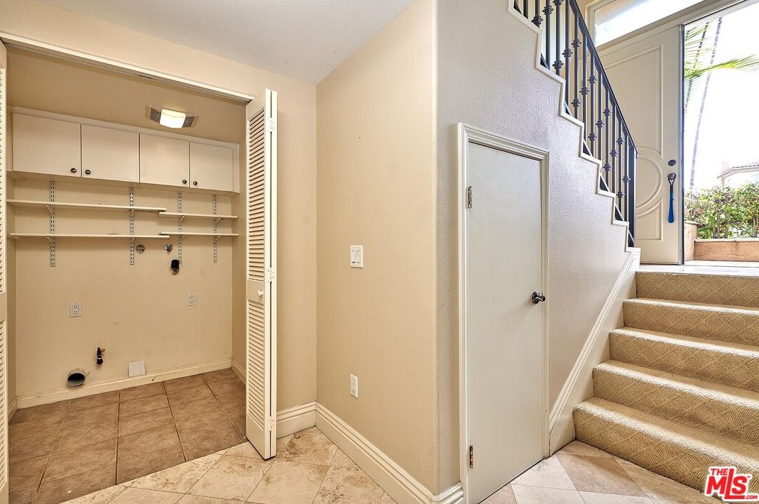 681 Norton Ave, Los Angeles CA  90005-3876 exterior