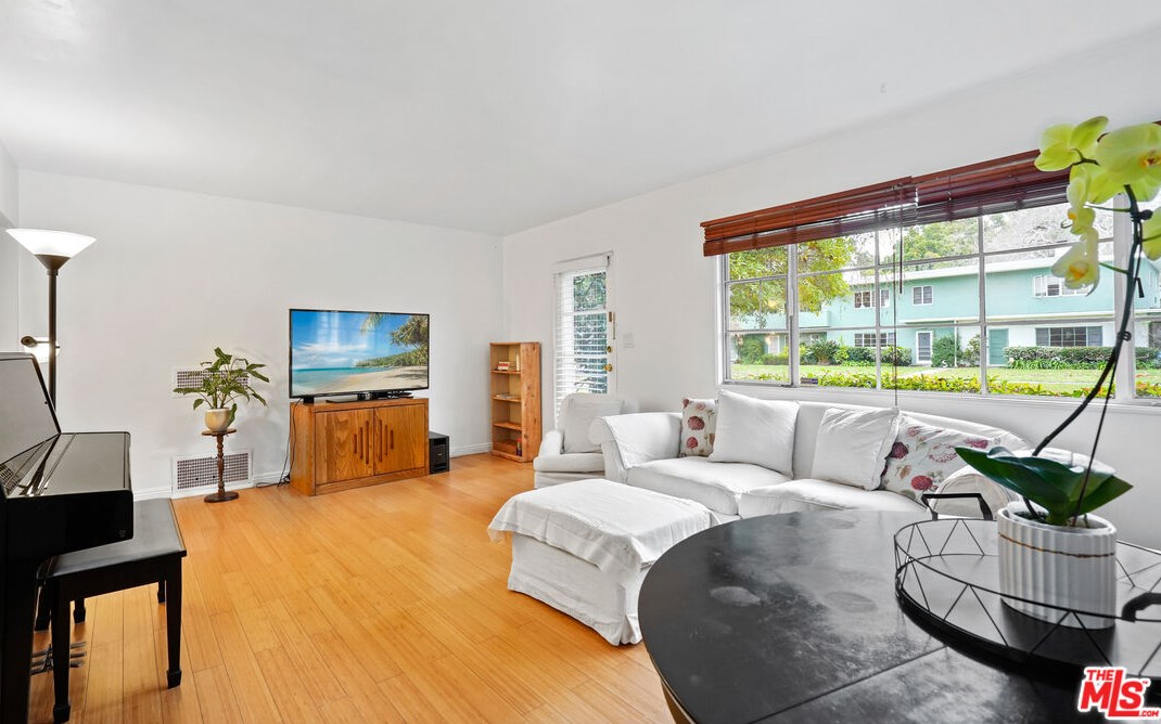 5430 Village Grn, Los Angeles, CA 90016-5107