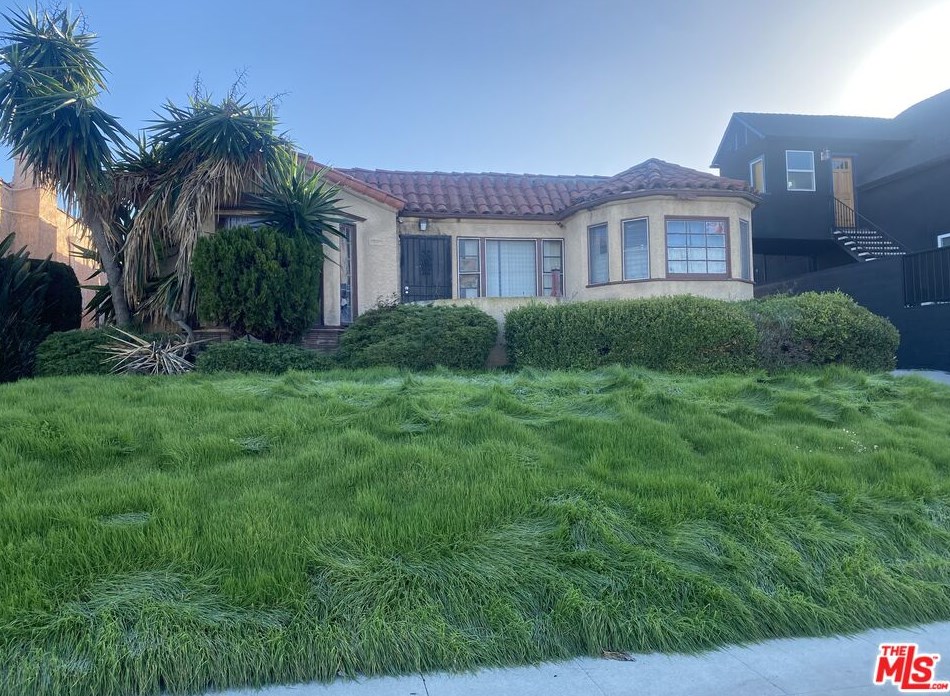 2016 74th St, Los Angeles, CA 90001-2707