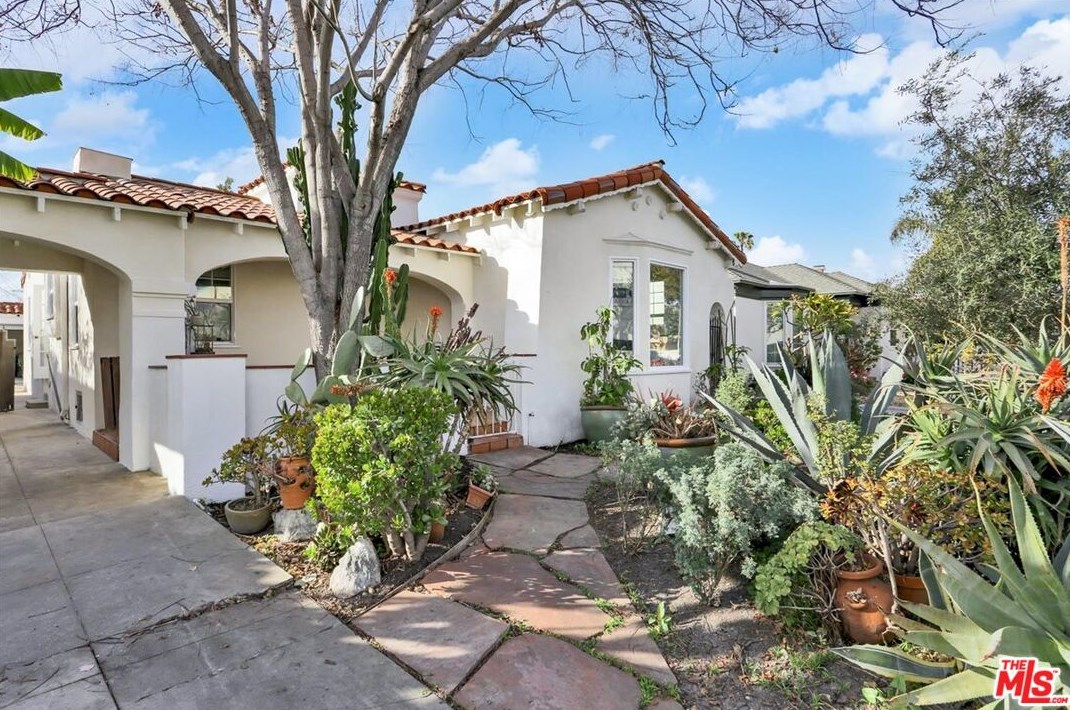 1817 Holt Ave, Los Angeles, CA 90035-4307