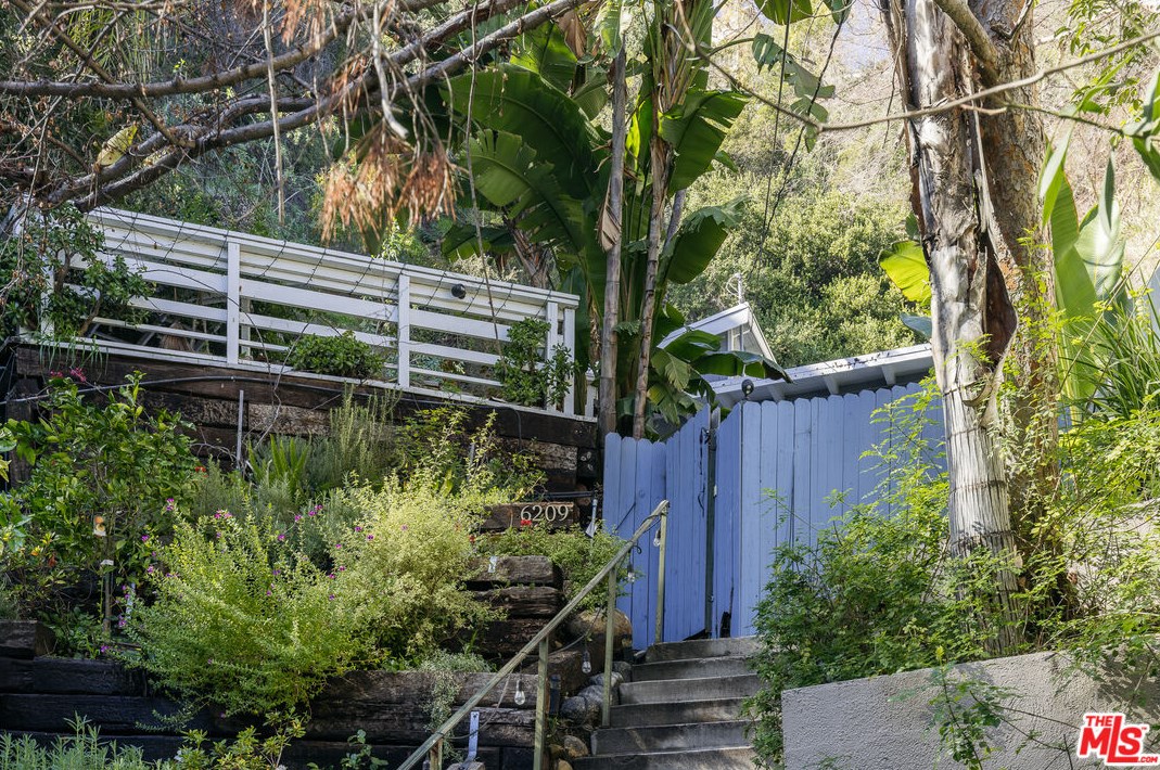 6209 Glen Oak St, Los Angeles, CA 90068-2318