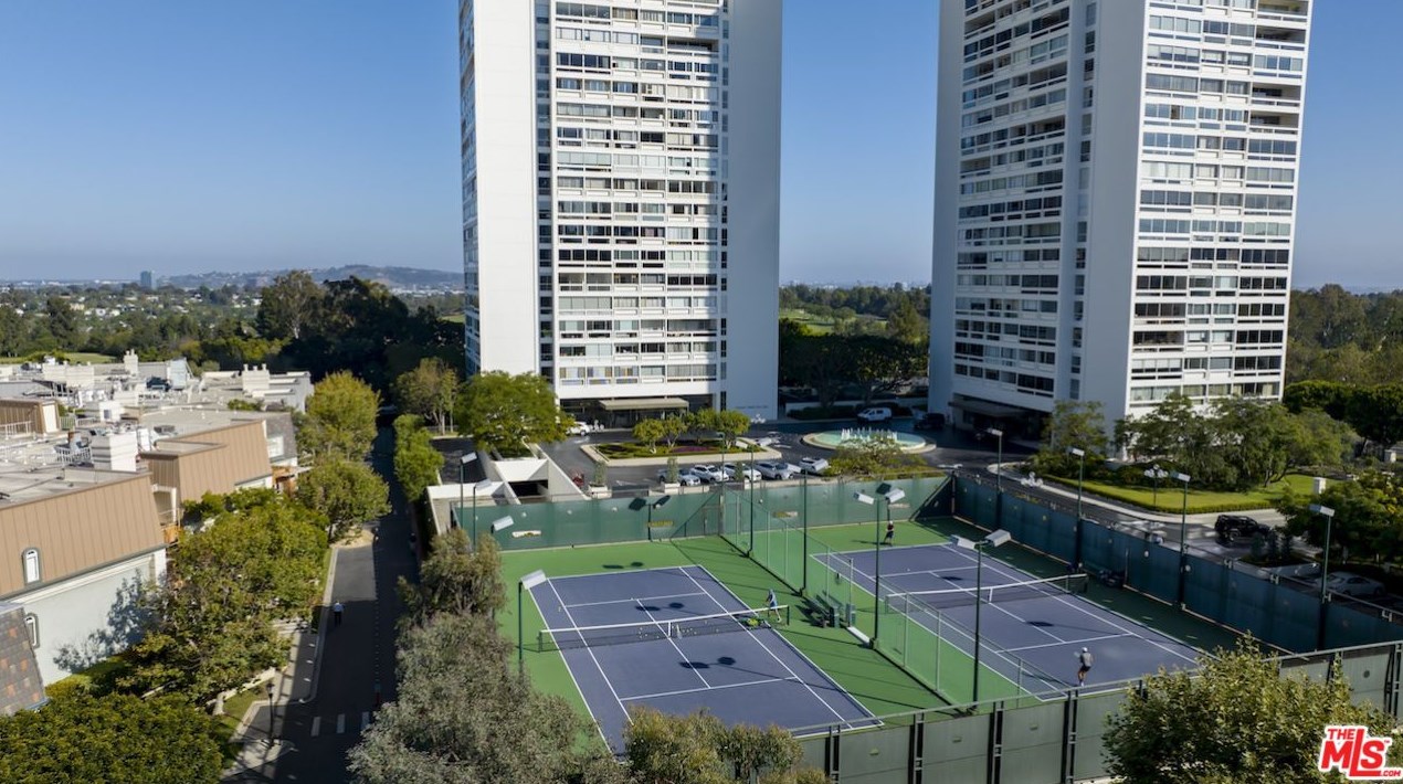 2220 Avenue Of The Stars, Los Angeles CA  90067-5656 exterior