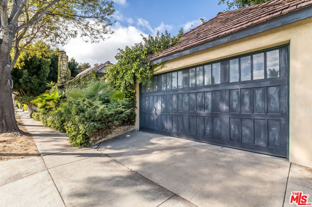 400 Huntley Dr, Los Angeles CA  90069-5002 exterior