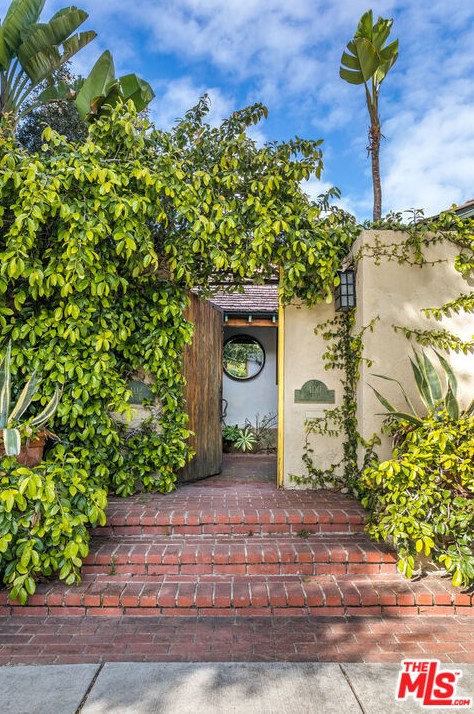 400 Huntley Dr, Los Angeles CA  90069-5002 exterior